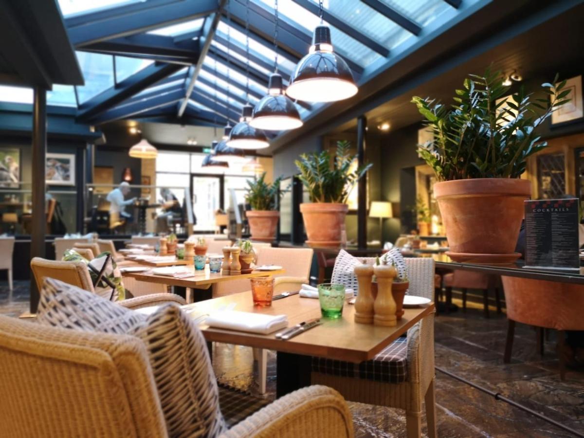 The Broadway Hotel Екстер'єр фото